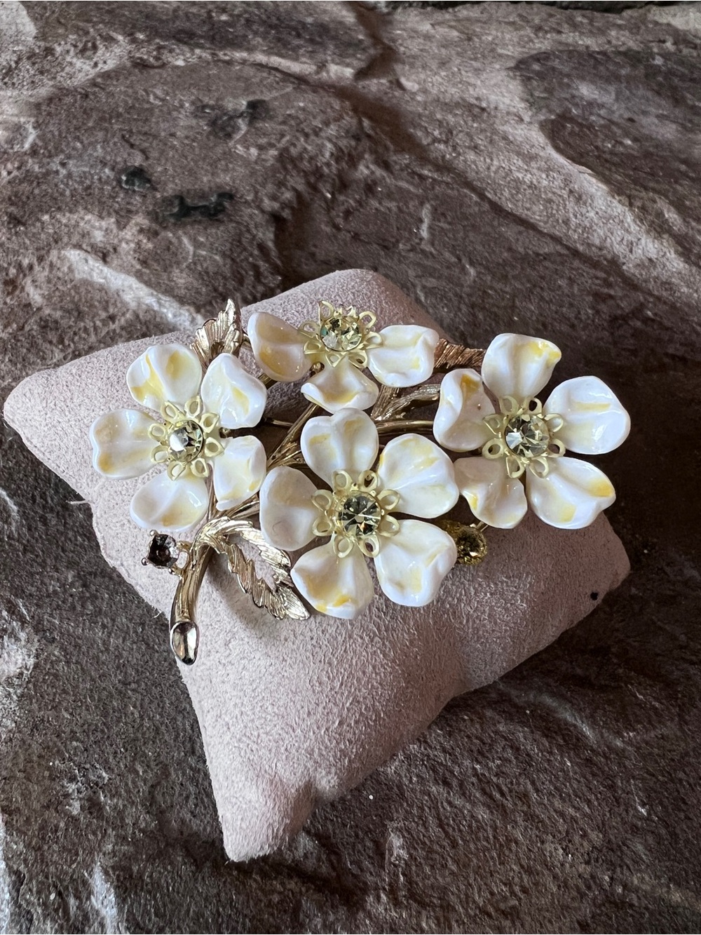 Vintage Gold-Tone Floral Blossom Brooch with Ivory Petals